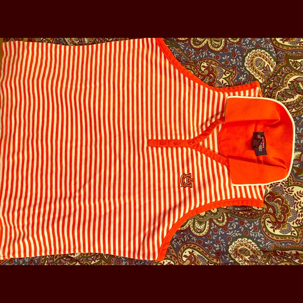 Cute sleeveless Auburn top.